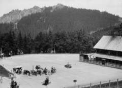 Lengyelország,Lengyel Magas-Tátra, Zakopane, Kuznice városrész, a Kasprowy csúcshoz tartó kabinos kötélpálya alsó végállomása előtti parkoló,.Kuznice vendéglő., 1939, MZSL/Ofner Károly, Tátra hegység, Fortepan #42297