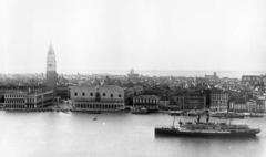 Olaszország, Velence, San Giorgio Maggiore sziget, látkép a San Giorgio Maggiore-templom harangtornyából. Balra a Szent Márk tér és a Dózse-palota., 1930, MZSL/Ofner Károly, hajó, látkép, palota, gőzhajó, könyvtár, székesegyház, harangtorony, Fortepan #42336