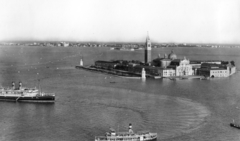 Olaszország, Velence, látkép a Szent Márk-székesegyház harangtornyából, San Giorgio Maggiore sziget, háttérben a Lido., 1930, MZSL/Ofner Károly, hajó, gőzhajó, sziget, Fortepan #42338