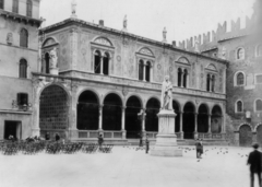 Olaszország, Verona, Piazza dei Signori, középen Dante szobra (Ugo Zannoni, 1865.)., 1930, MZSL/Ofner Károly, utcabútor, szobor, utcakép, lámpaoszlop, árkád, Dante Alighieri-ábrázolás, Giovanni Giocondo-terv, Fortepan #42351