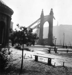 Magyarország, Budapest V., Március 15. tér, balra Erzsébet királyné emlékművének csarnoka, szemben a lerombolt Erzsébet híd hídfője., 1958, MZSL/Ofner Károly, háborús kár, emlékmű, hídroncs, eklektikus építészet, Budapest, függőhíd, Duna-híd, Kherndl Antal-terv, Czekelius Aurél-terv, Fortepan #42435