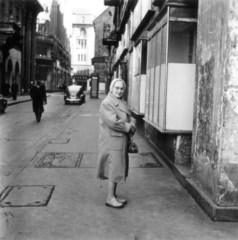 Magyarország, Budapest V., Régi posta utca a Galamb utca sarkától a Váci utca felé nézve., 1958, MZSL/Ofner Károly, portré, utcakép, telefonfülke, nő, Budapest, Fortepan #42437