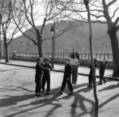 Magyarország, Budapest V., Dunakorzó, háttérben a Gellért-hegy., 1958, MZSL/Ofner Károly, korlát, utcakép, életkép, gyerekek, lámpaoszlop, Budapest, Fortepan #42438