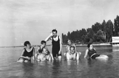 Magyarország,Balaton, Siófok, Strand., 1937, MZSL/Ofner Károly, csoportkép, tréfálkozás, vidámság, víz, háton hordozni, nyelvöltés, Fortepan #42454