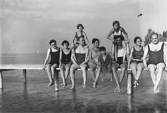 Magyarország,Balaton, Siófok, Strand., 1937, MZSL/Ofner Károly, fürdőruha, csoportkép, stég, vízpart, mellszőr, nyakban ülés, Fortepan #42457