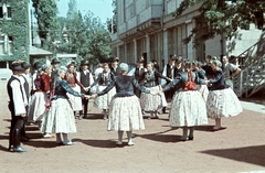 Magyarország, Budapest II., Pasaréti út, Hunnia filmgyár, a Sári bíró c. film statisztacsapata., 1943, Konok Tamás id, filmforgatás, színes, népviselet, Budapest, Fortepan #42495