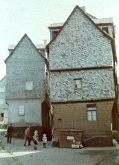 Németország, Wetzlar, az Eisenmarkt felől nézve, balra a Gewandgasse, jobbra a Schuhgasse., 1942, Konok Tamás id, színes, Fortepan #42518