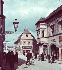 Magyarország, Győr, Jedlik Ányos utca a Kreszta-ház és a Kossuth híd felé nézve., 1939, Konok Tamás id, kerékpár, színes, cégtábla, utcakép, városkép, életkép, Beke József-terv, Fortepan #42526