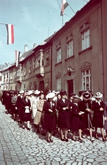 Magyarország, Győr, Káptalandomb, Szent László napi körmenet a Gutenberg tér felől nézve., 1940, Konok Tamás id, kalap, színes, zászló, körmenet, elegancia, Fortepan #42530