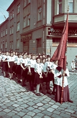 Magyarország, Győr, Gutenberg tér, Szent László napi körmenet., 1939, Konok Tamás id, vallás, színes, egyenruha, zászló, cégtábla, körmenet, diáksapka, ministráns, lány, Best of, Fortepan #42547