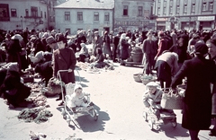 Magyarország, Győr, Dunakapu téri piac., 1939, Konok Tamás id, színes, piac, babakocsi, utcakép, életkép, kofa, árus, fonott áru, zöldség, Fortepan #42559