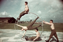 1942, Konok Tamás id, colorful, airport, camouflage pattern, acrobatics, Hungarian soldier, half-naked, wheel gymnastics, devil's wheel, Fortepan #42576