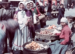 Magyarország, Győr, Széchenyi tér, piac, háttérben jobbra a Kenyér köz torkolata., 1939, Konok Tamás id, színes, piac, életkép, népviselet, kosár, kofa, fejkendő, árus, termény, Fortepan #42596