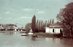 Magyarország, Győr, a Rába folyó torkolata a Mosoni Dunánál. Előtérben a Czuczor Gergely bencés gimnázium csónakháza, háttérben a Kossuth híd., 1939, Konok Tamás id, színes, híd, stég, Beke József-terv, Fortepan #42597