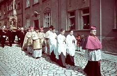 Magyarország, Győr, Káptalandomb, Szent László napi körmenet a Szent László hermával, a Gutenberg tér felől nézve., 1939, Konok Tamás id, színes, pap, utcakép, körmenet, Szent László-ábrázolás, Fortepan #42598