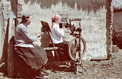 1942, Konok Tamás id, colorful, thatched roof, spinning wheel, weaving, scutching, Fortepan #42603