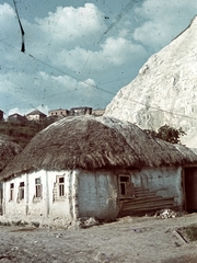 Russia, Stary Oskol, az Oszkolec folyó partja felől a Gumenszkaja domb felé nézve., 1942, Konok Tamás id, colorful, thatched roof, Fortepan #42604