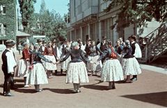 Magyarország, Budapest II., Pasaréti út, Hunnia filmgyár, a Sári bíró c. film statisztacsapata., 1943, Konok Tamás id, filmforgatás, színes, Budapest, Fortepan #42607