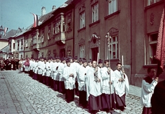 Magyarország, Győr, Káptalandomb, Szent László napi körmenet a Gutenberg tér felől nézve. Hátul balra a Szent László herma., 1939, Konok Tamás id, színes, zászló, utcakép, gyertya, körmenet, kereszt_jelkép, gyertyatartó, Fortepan #42608