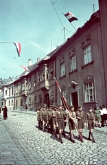 Magyarország, Győr, Káptalandomb, Szent László napi körmenet a Gutenberg tér felől nézve., 1939, Konok Tamás id, színes, egyenruha, zászló, utcakép, körmenet, cserkész, Fortepan #42630