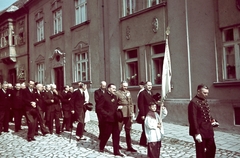 Magyarország, Győr, Káptalandomb, Szent László napi körmenet a Gutenberg tér felől nézve., 1939, Konok Tamás id, kalap, színes, egyenruha, zászló, utcakép, körmenet, cilinder, zsakett, ministráns, Fortepan #42654