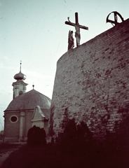 Magyarország, Győr, Golgota szoborcsoport a támpillérekkel megerősített Kálváriadombon. Balra a Keresztről levétel kápolna., 1941, Konok Tamás id, színes, Fortepan #42672