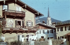 Germany, Garmisch-Partenkirchen, előtérben a Heuschütt 1. számú ház, a homlokzatán egy 1739-es freskó. Háttérben a Mária Mennybemenetele templom (Pfarrkirche Maria Himmelfahrt) tornya látszik., 1942, Konok Tamás id, colorful, Fortepan #42685