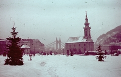 Magyarország, Tabán, Budapest I., a Szent Demeter szerb templom, háttérben a Döbrentei tér melletti épületek és az Erzsébet híd., 1943, Konok Tamás id, tél, hó, színes, eklektikus építészet, Budapest, függőhíd, Kherndl Antal-terv, Czekelius Aurél-terv, Fortepan #42707