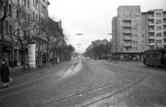 Magyarország, Budapest XI., Móricz Zsigmond körtér, a Fehérvári út torkolata., 1963, UVATERV, utcakép, életkép, villamos, hirdetőoszlop, telefonfülke, Budapest, Fortepan #4274