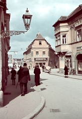 Magyarország, Győr, Jedlik Ányos utca a Kreszta-ház és a Kossuth híd felé nézve., 1940, Konok Tamás id, kerékpár, nyugalom, színes, cégtábla, lovaskocsi, járókelő, városkép, órás, Beke József-terv, Fortepan #42756