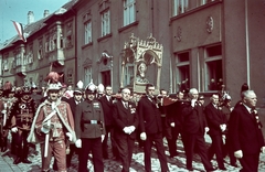 Magyarország, Győr, Káptalandomb, Szent László napi körmenet a Szent László hermával, a Gutenberg tér felől nézve., 1939, Konok Tamás id, vallás, színes, körmenet, csendőr, díszmagyar, ereklye, Szent László-ábrázolás, Fortepan #42765