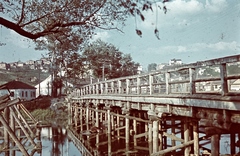 Russia, Stary Oskol, a régi Gumenszkij fahíd az Oszkolec folyón, háttérben a Gumenszkaja domb., 1942, Konok Tamás id, colorful, bridge, wooden bridge, Fortepan #42774