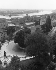 Hungary, Halászbástya, Budapest I., kilátás a Duna, a Széchenyi Lánchíd felé, előtérben Hunyadi János szobra és a Hunyadi János úti hajtűkanyar., 1960, Konok Tamás id, picture, Budapest, János Hunyadi-portrayal, Fortepan #42828