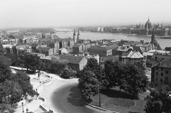 Hungary, Halászbástya, Budapest I., kilátás a Duna, a Parlament felé, előtérben Hunyadi János szobra és a Hunyadi János úti hajtűkanyar., 1960, Konok Tamás id, picture, Budapest, Fortepan #42839