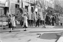 Magyarország, Budapest VII., Almássy tér, szemben a Wesselényi utca - Vörösmarty utca sarka. Május 1-i felvonulók., 1951, Fortepan, személyi kultusz, kommunizmus, felvonulás, május 1, Sztálin ábrázolás, Budapest, Fortepan #4286