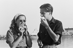 Hungary, Balatonfüred, kikötő., 1960, Konok Tamás id, meal, wrist watch, shades, Fortepan #42866