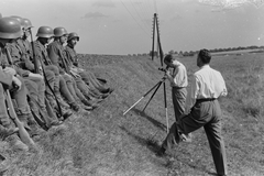 Magyarország, 1941, Konok Tamás id, vasút, honvéd, légvezeték, fényképezőgép, katona, fotózás, fényképész, fotóállvány, Leitz Visoflex, Fortepan #42959