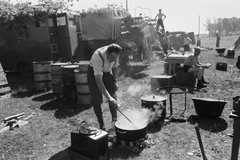 1942, Konok Tamás id, eastern front, meal, second World War, barrel, cooking, cooking pot, war correspondent, Fortepan #42974