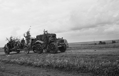 A magyar honvédség 28M Pavesi tüzérségi vontatója és egy 15 cm-es 31M közepes tarack., 1942, Konok Tamás id, Hungarian brand, cannon, weapon, Weiss Manfréd-brand, license, ordnance, tow truck, camouflage, Fortepan #42977