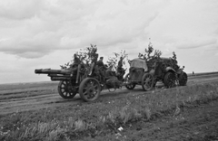 A magyar honvédség 28M Pavesi tüzérségi vontatója és egy 15 cm-es 31M közepes tarack., 1942, Konok Tamás id, cannon, weapon, ordnance, tow truck, sitting on a cannon, Fortepan #42978