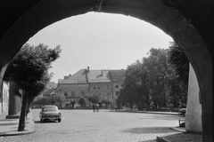 Szlovákia, Lőcse, főtér (Námestie Majstra Pavla), balra a Megyeháza oszlopsora látszik., 1968, Konok Tamás id, Csehszlovákia, csehszlovák gyártmány, utcakép, Skoda-márka, kockakő, automobil, Fortepan #42998