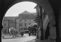 Szlovákia, Lőcse, a főtér (Námestie Majstra Pavla) a Városháza árkádja alól., 1968, Konok Tamás id, Csehszlovákia, teherautó, boltív, középület, Fortepan #43007