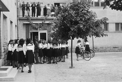 Magyarország, Győr, Újkapu utca 2-4. Szent Orsolya Rend Hóman Ottó tanintézete., 1948, Konok Tamás id, kerékpár, oktatás, ünnepség, ballagás, Fortepan #43026