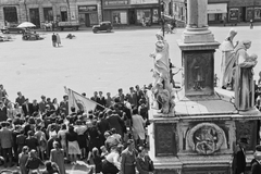 Magyarország, Győr, Széchenyi tér, Mária oszlop. Bencés diákok ballagása., 1948, Konok Tamás id, emlékmű, lovaskocsi, ünnepség, Fortepan #43029