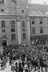 Magyarország, Győr, Széchenyi tér a Loyolai Szent Ignác bencés templom előtt. A Czuczor Gergely Bencés Gimnázium diájainak ballagása., 1948, Konok Tamás id, cégtábla, ünnepség, tömeg, Fortepan #43033