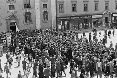 Magyarország, Győr, Széchenyi tér a Loyolai Szent Ignác bencés templom előtt. A Czuczor Gergely Bencés Gimnázium diájainak ballagása., 1948, Konok Tamás id, cégtábla, ünnepség, Fortepan #43034