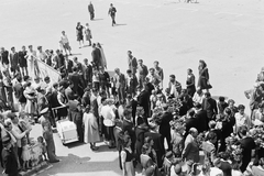 Magyarország, Győr, Széchenyi tér a Mária oszlop előtt. Bencés diákok ballagása., 1948, Konok Tamás id, babakocsi, ünnepség, Fortepan #43036