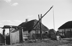 Russia, Koltunovka, 1942, Konok Tamás id, well, shadoof, thatched roof, Fortepan #43050