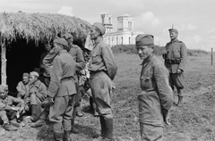 Oroszország, Visnyevo, hadifogolytábor, magyar hadsereg által adott őrség, háttérben a Szűz Mária Közbenjárása templom., 1942, Konok Tamás id, Szovjetunió, keleti front, második világháború, hadifogoly, szovjet katona, őr, ködvágó sapka, Fortepan #43085