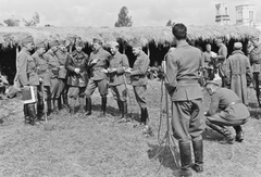 Russia, Vishnevo, hadifogolytábor, háttérben a Szűz Mária Közbenjárása templom., 1942, Konok Tamás id, Soviet Union, eastern front, second World War, microphone, leather jacket, Fortepan #43086